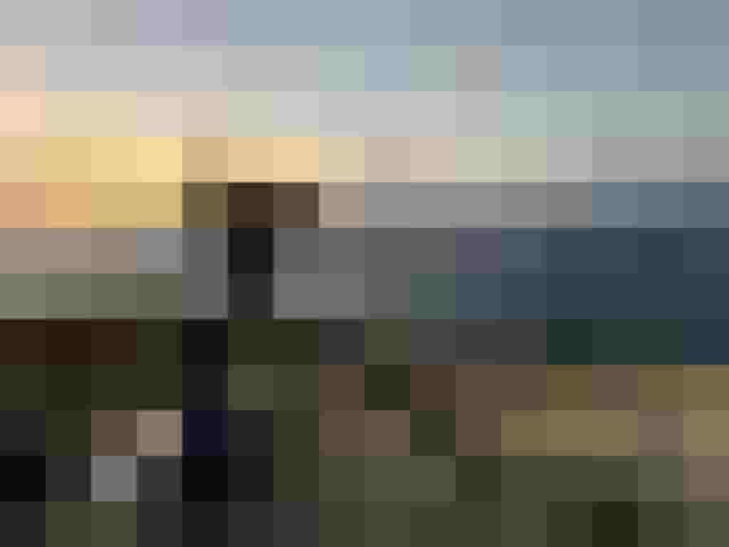 Kamera auf Stativ filmt Timelapse am Meer bei Sonnenuntergang, professionelle Videoproduktion
