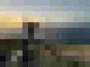 Kamera auf Stativ filmt Timelapse am Meer bei Sonnenuntergang, professionelle Videoproduktion