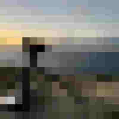 Kamera auf Stativ filmt Timelapse am Meer bei Sonnenuntergang, professionelle Videoproduktion