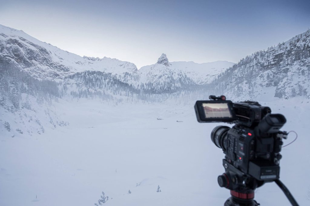 Videokamera filmt verschneite Berglandschaft im Winter, professionelle Luftaufnahmen, Timelapse