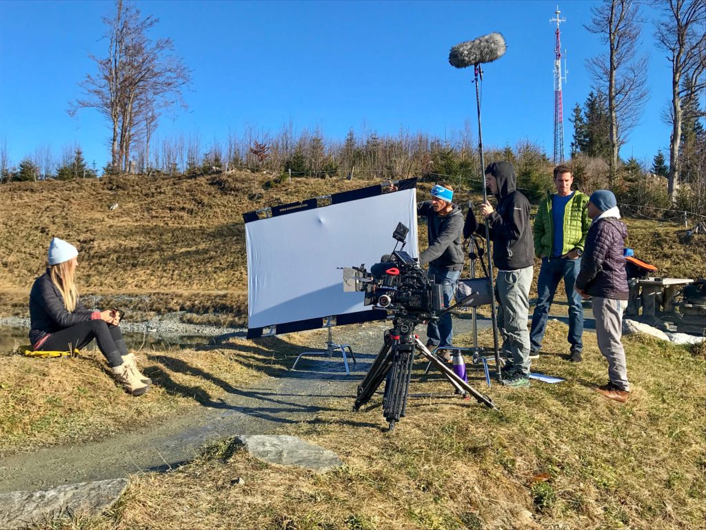 Filmteam mit Kamera, Tonangel und Licht im Freien, Videoproduktion für Imagefilm und Werbung