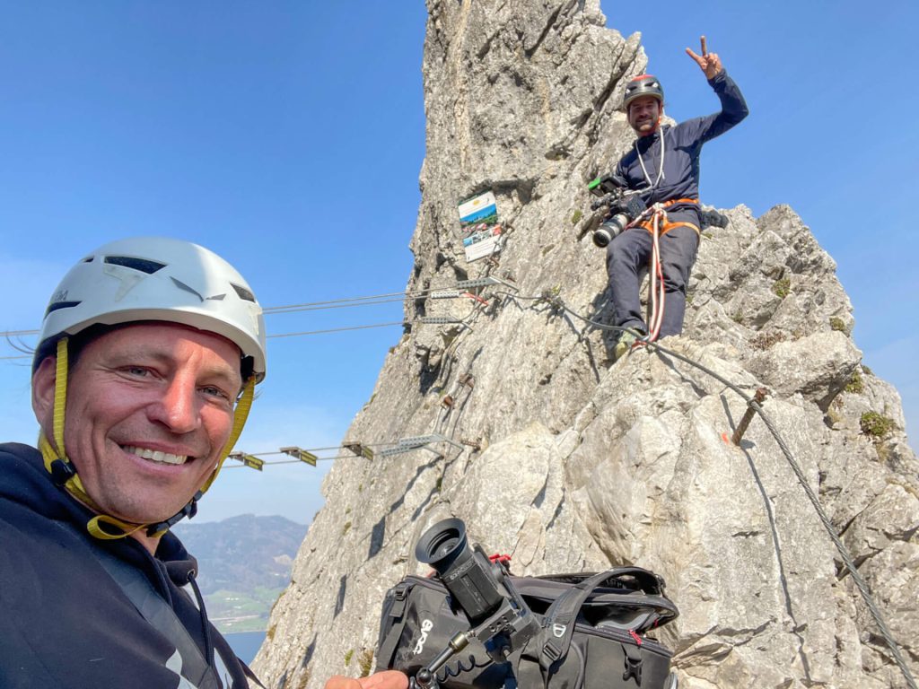 Zwei Kletterer mit Kameras am Fels, professionelle Luftaufnahmen und Medienproduktion outdoor