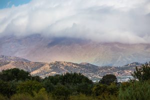 Mächtige Wolken über mediterraner Hügellandschaft, perfekte Szene für Drohnenaufnahmen